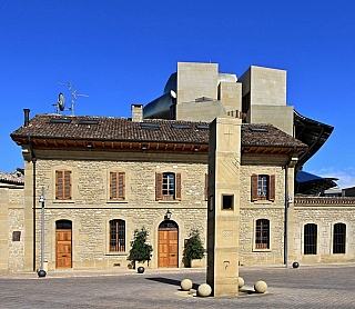 Bodegas Marquéz de Riscal najdete v Elciegu (Baskicko - Španělsko)