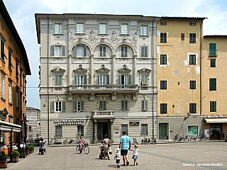 Lucca zaujme dochovanými hradbami, zelení i na střeše a tradiční architekturou