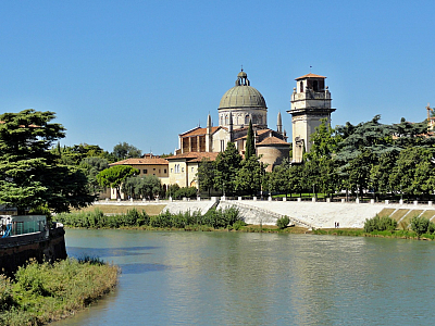 Campanile San Giorgio in Braida na břehu řeky Adiže ve Veroně (Itálie)