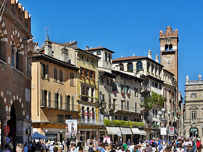 Náměstí Piazza delle Erbe ve Veroně (Itálie)