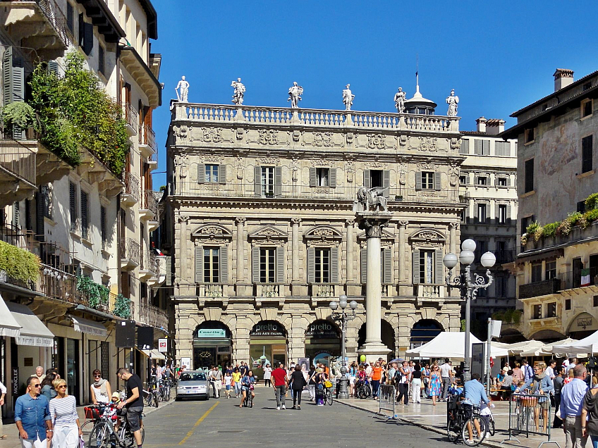 Palazzo Maffei na Piazza delle Erbe ve Veroně (Itálie)