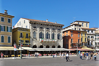 Náměstí Piazza Bra ve Veroně (Itálie)