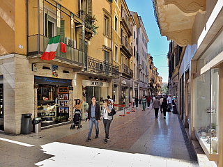Obchody v centru Verony (Itálie)