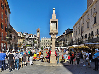 Náměstí Piazza delle Erbe ve Veroně (Itálie)