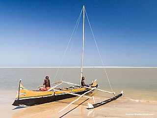 Pláž s člunem (Madagaskar)