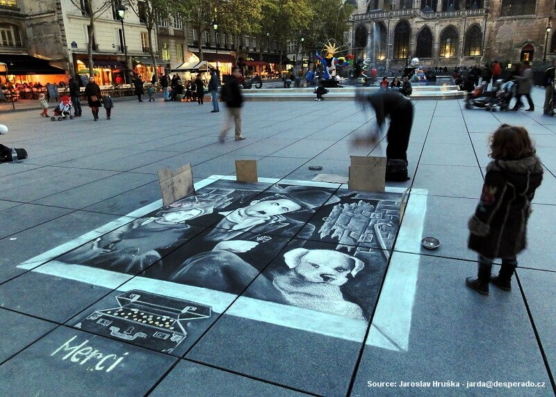 Umělci prezentují i před  centrem Georgese Pompidou v Paříži (Francie)