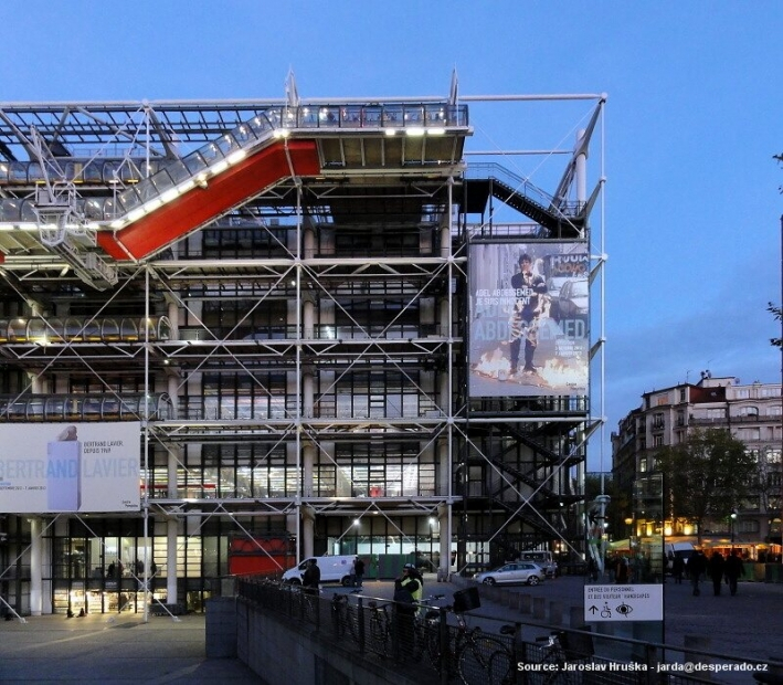 Odvážná moderní architektura je pro Paříž typická - Centrum Georgese Pompidou v Paříži (Francie)