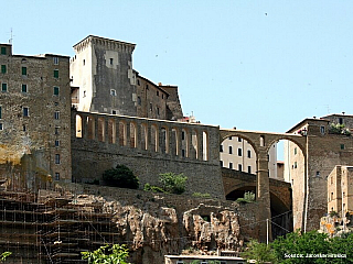 Pitigliano zaujme lávovými stavbami a etruskými stezkami Via Cave