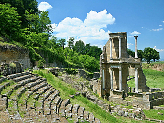 Město alabastru Volterra nabídne nejen historii, ale i vysoké srázy poblíž něj
