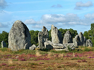 Bretaňský Carnac nejsou jen slavné megality