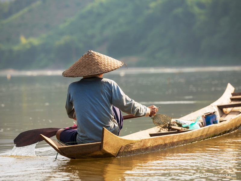 Muž na lodi (Laos)