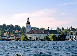 Vodní zámek Ort na břehu Traunsee (Salzkammergut - Rakousko)