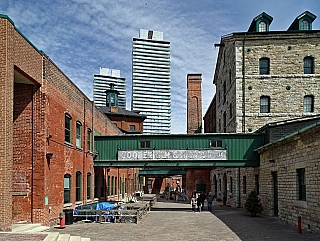 Historická čtvrť The Distillery District v Torontu (Kanada)
