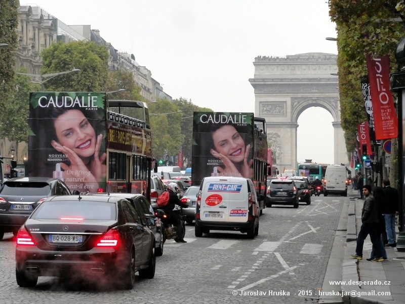 Bulvár Champs Elysées v Paříži (Francie)