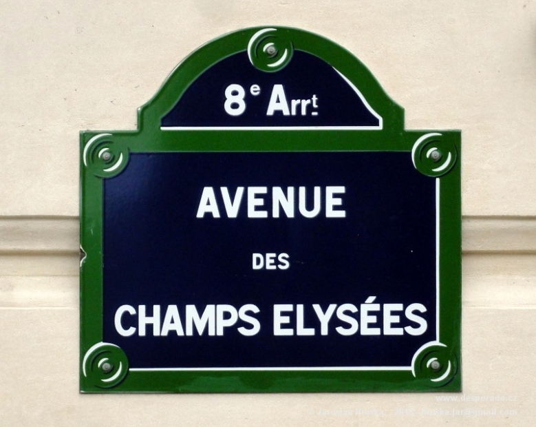Bulvár Champs Elysées v Paříži (Francie)