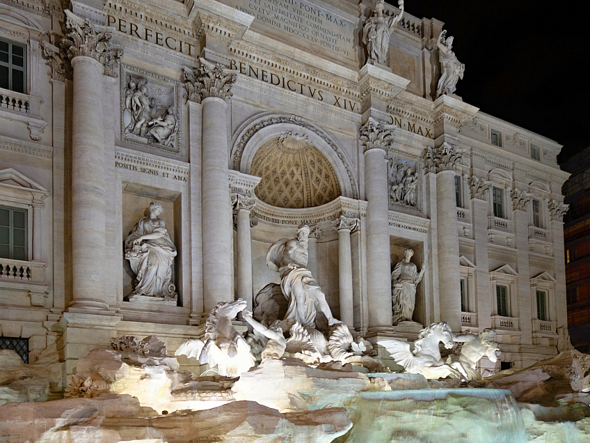 Před Fontánou di Trevi v Římě je plno ve dne i v noci (Itálie)