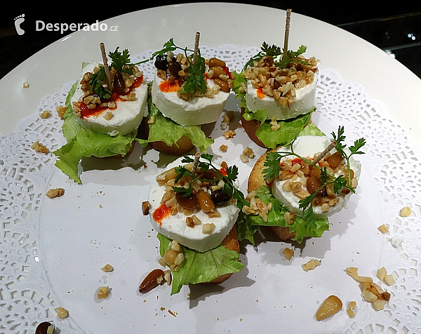 Tapas - tradiční španělská pochotka (Baskicko - Španělsko)