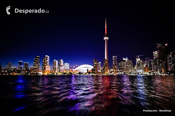 Noční centrum Toronta a CN Tower (Kanada)