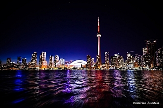 Noční centrum Toronta a CN Tower (Kanada)
