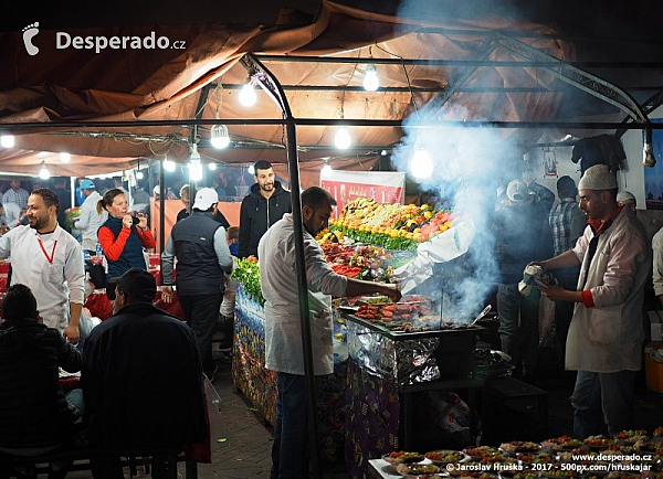 Tržiště na Jemaa el-Fna v Marrakéši (Maroko)