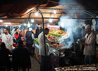 Tržiště na Jemaa el-Fna v Marrakéši (Maroko)