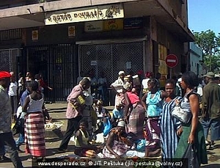 Divoká tržnice v centru Maputa (Mosambik)