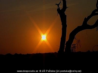 Východ slunce na cestě do Krugerova národního parku (Jihoafrická republika)