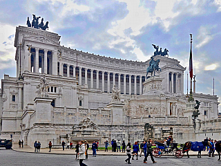 Nepřehlédnutelný památník Altare della Patria v Římě