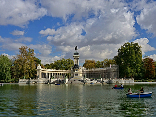 El Retiro Park je zelenou oázou v Madridu