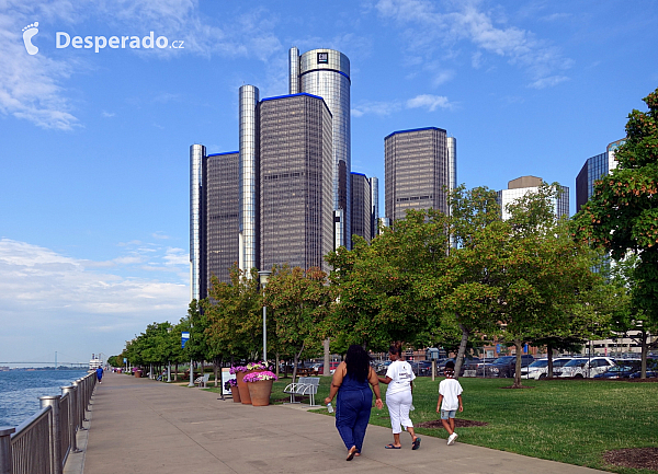 Nábřeží řeky Detroit a budovy GM Renaissance Center (Michigan - USA)