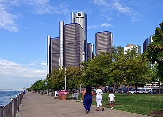 Nábřeží řeky Detroit a budovy GM Renaissance Center (Michigan - USA)