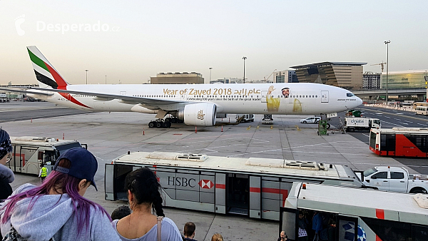 Boeing 777 na letišti Dubaj DXB (Spojené arabské emiráty)