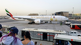 Boeing 777 na letišti Dubaj DXB (Spojené arabské emiráty)