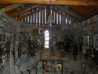 Interiér kostelíku nas vesnicí Sadmeli (Gruzie)
