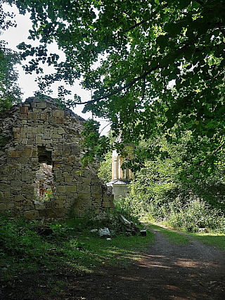 Ruiny kostela s klášterem u Nikortmindy (Gruzie)
