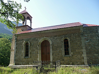 Kostel se hřbitovem, Makhura (Gruzie)