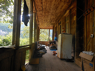 Nocleh na verandě ve vesničce Alpana nedaleko jezera Lajanuri (Gruzie)