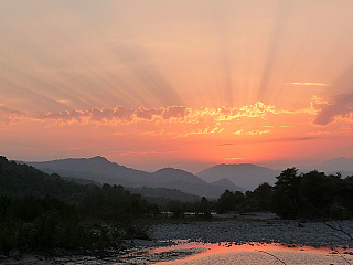 Západ slunce u vesničky Sadmeli (Gruzie)