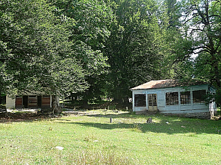 Zbytky rekreačních chatek v Shovi (Gruzie)