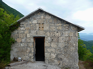 Prastarý kostelík nad vesnicí Sadmeli (Gruzie)