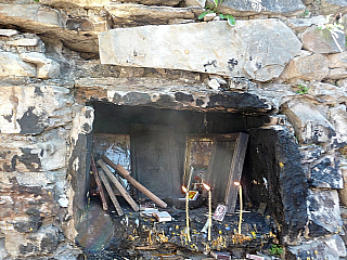 Hořící svíčky v improvizované svatyni (Gruzie)