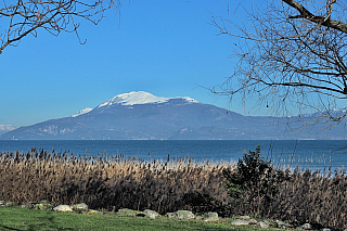 Pohled na zimní Lago di Garda ze Sirmione (Itálie)