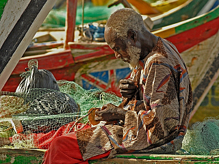 Rybář opravující sítě (Ghana)