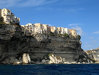 Domy na skalním útesu v Bonifacio (Korsika - Francie)
