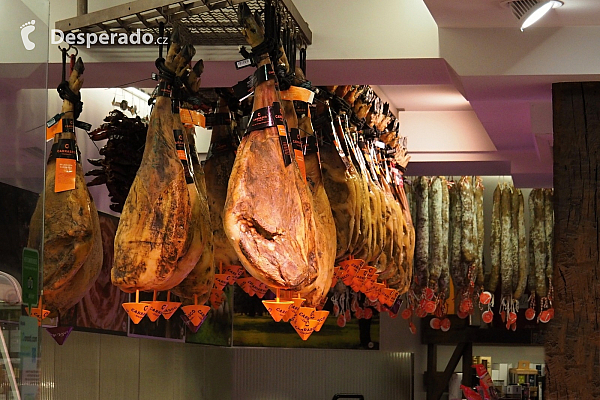 Jamón v baru v San Sebastian (Španělsko)