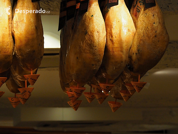 Jamón v baru v San Sebastian (Španělsko)