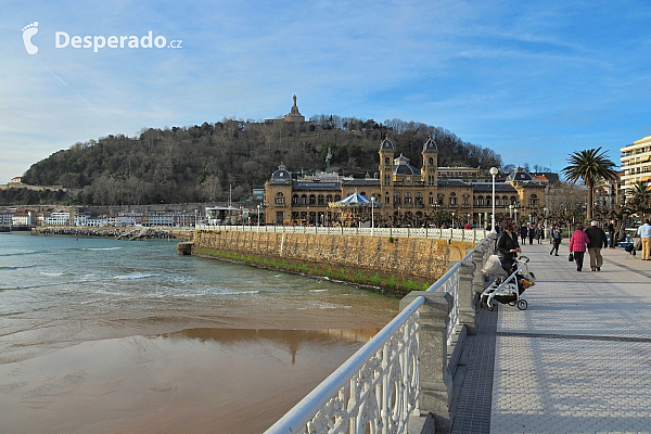 Nábřeží u pláže La Concha v San Sebastian (Španělsko)