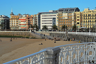 Legendární pláž La Concha v San Sebastian (Španělsko)
