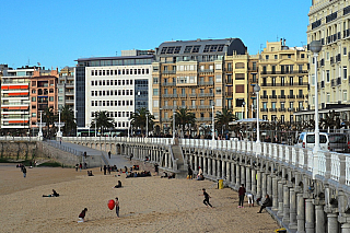 Legendární pláž La Concha v San Sebastian (Španělsko)