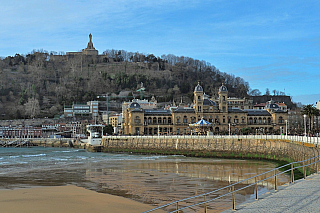 Legendární pláž La Concha v San Sebastian (Španělsko)